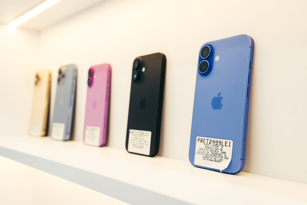 Telefoane recondiționate expuse în showroom SmileMobile Cluj