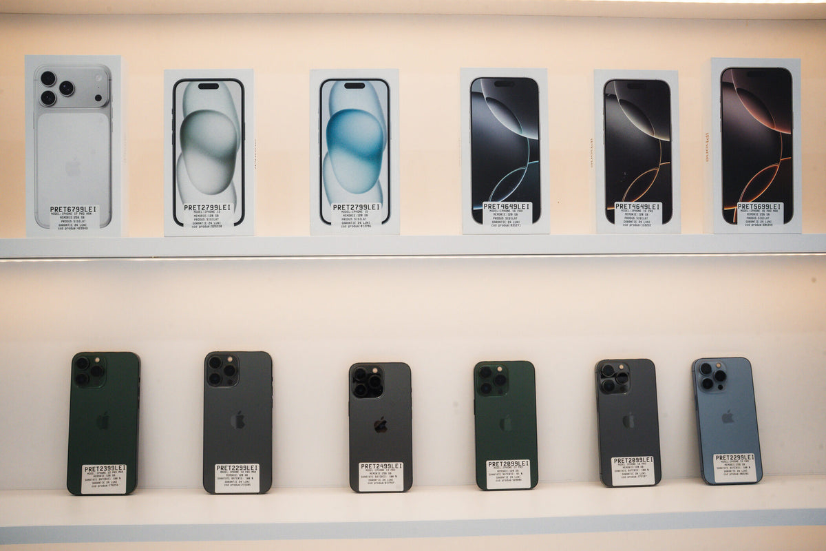 iPhone recondiționate pe raft în showroom SmileMobile Cluj