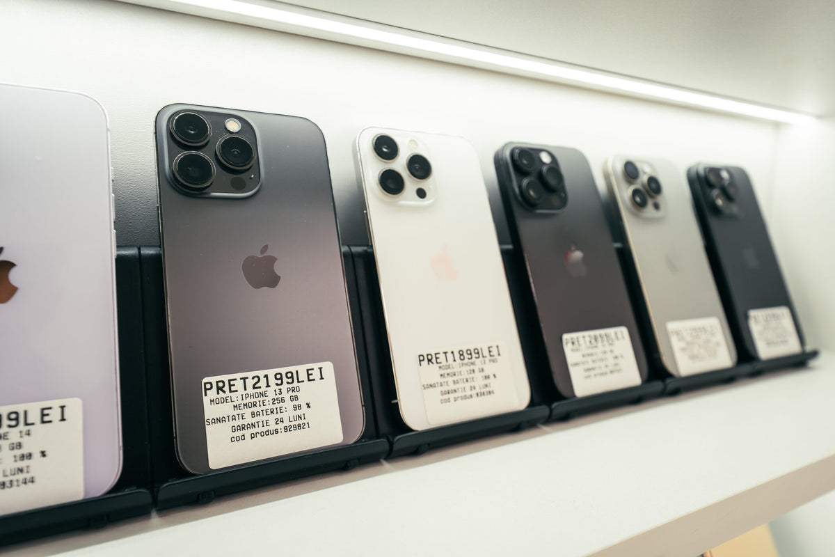 iPhone recondiționate expuse în showroom SmileMobile Vișeu