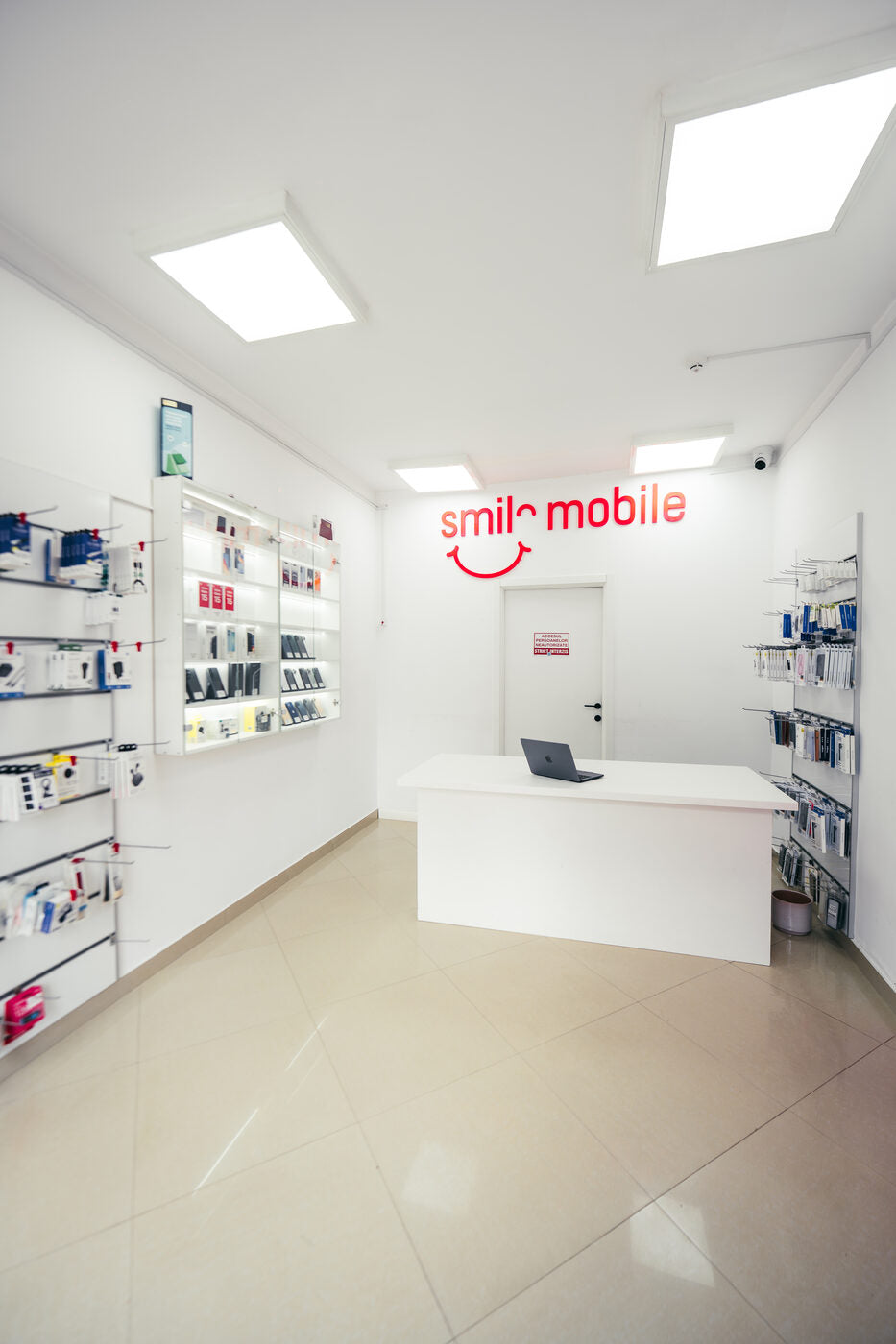 Showroom SmileMobile Vișeu de Sus — interior cu accesorii