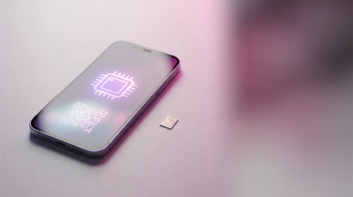 Telefon cu eSIM și cod QR pe ecran, lângă o cartelă nano-SIM