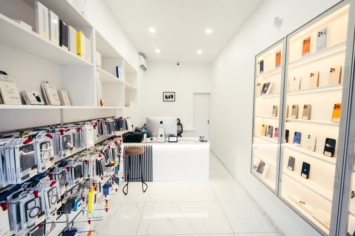 Showroom SmileMobile Cluj-Napoca — interior cu telefoane recondiționate