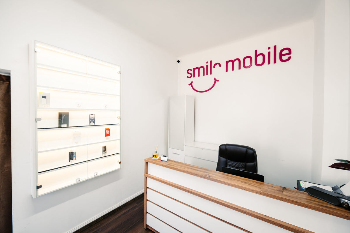 Showroom SmileMobile Turda — tejghea și logo