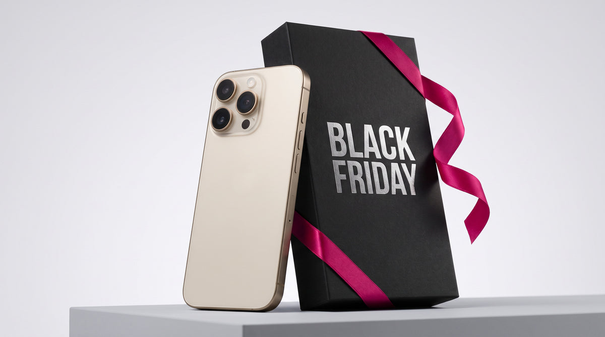 iPhone 16 Pro recondiționat lângă o cutie cadou neagră Black Friday cu panglică magenta